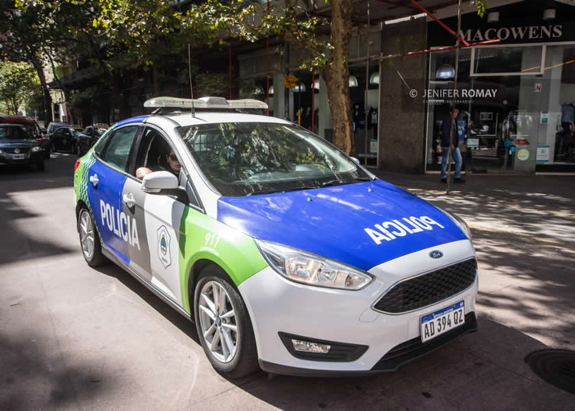 Disparó al piso y atacó con un cuchillo a un policía