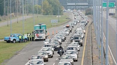 Más de 2300 vehículos por hora circulan por la Ruta 2 hacia la Costa