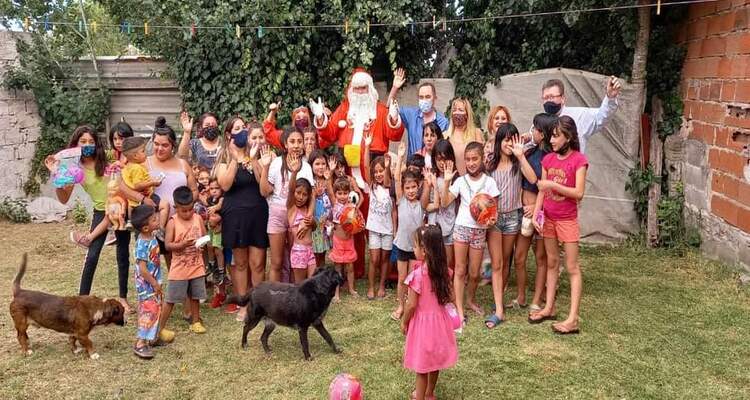 Mil niños de los barrios de la ciudad disfrutaron de la alegría de Papá Noel y los Reyes Magos.