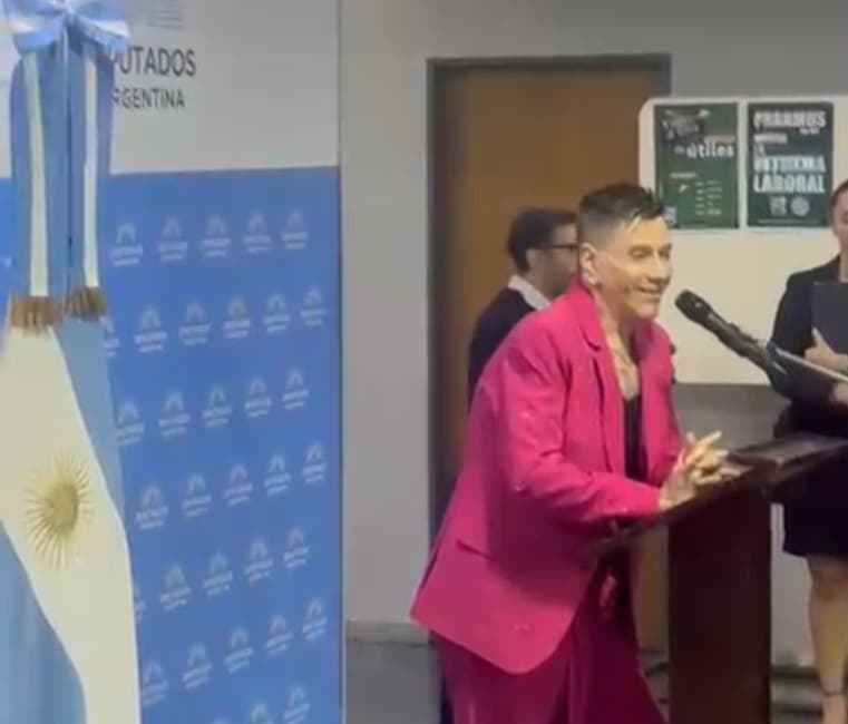 Roberto Piazza inauguró el mes de la mujer con una exposición de vestidos en el Congreso