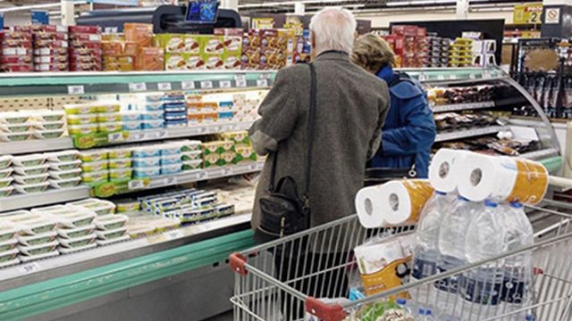 Podría haber desabastecimiento de harinas, yerba y aceite en los supermercados 