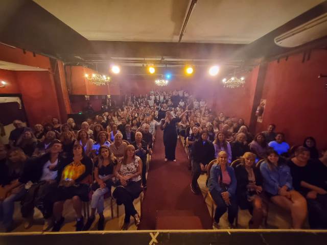 Noelia Pace: la medium que colma salas teatrales por segundo verano consecutivo 