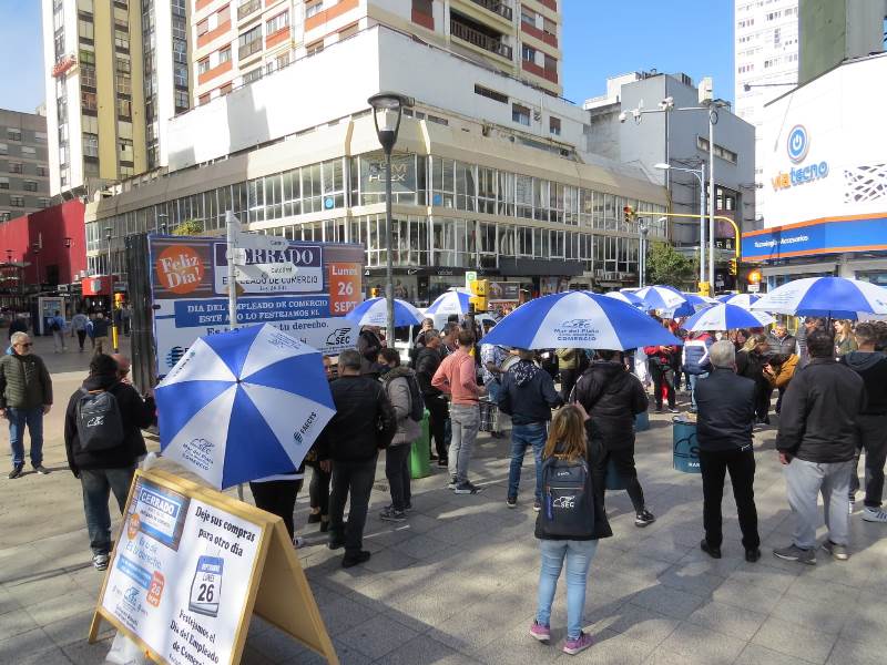 Colorida convocatoria para recordar el derecho al descanso en el día de los mercantiles