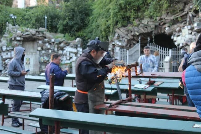 Alumnos de un curso de soldadura realizan reparaciones en la Gruta de Lourdes