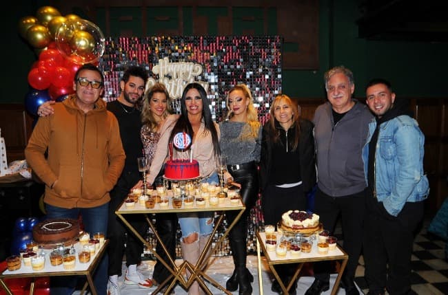 Adriana Chaumont festejó su cumpleaños con sus compañeros de elenco