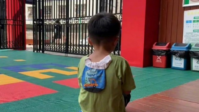 China: Un hombre abandonó a su hijo de cinco años al descubrir que no era su padre