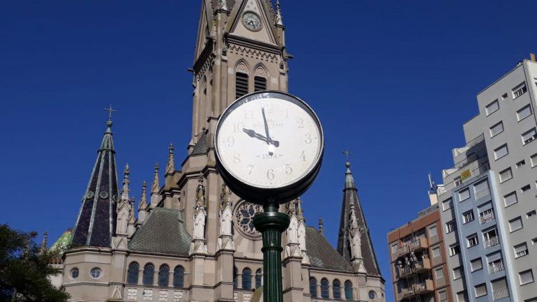 Instalaron un antiguo reloj en la Plaza San Martín