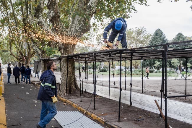 Se retiraron las estructuras fijas de la feria de artesanos de Plaza San Martín 