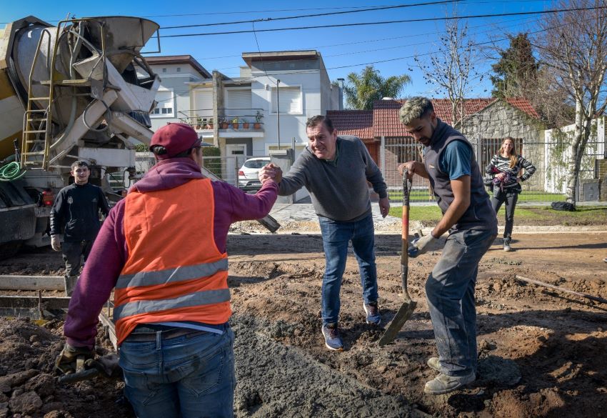 Realizan obras de cordón cuneta y bacheo en el barrio Estrada