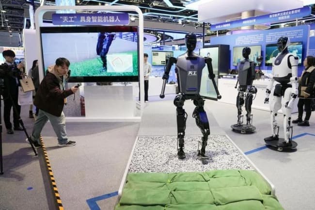Leia Los robots humanoides chinos ya realizan tareas propias de los empleados de comercio