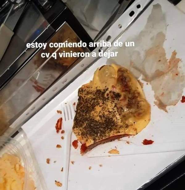 Indignante: comió una milanesa encima de un curriculum que le entregaron y lo subió a las redes