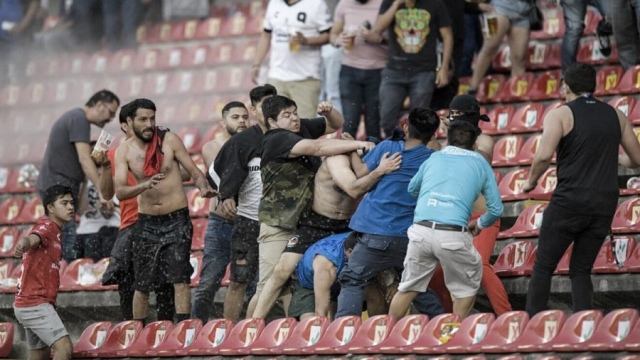 Suspendieron a cinco funcionarios de seguridad tras los violentos incidentes en el fútbol