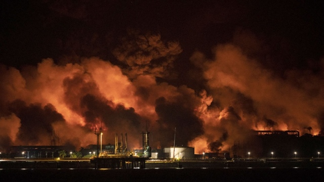 Cuba: colapsó un segundo tanque petrolero y temen que el incendio se siga propagando