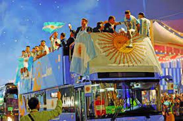El plantel se paseó con la Copa Mundial por el boulevard Lusail 