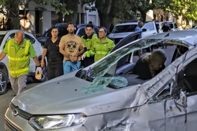 Chocó tres vehículos, volcó, lo rescataron y se acostó a dormir dos horas