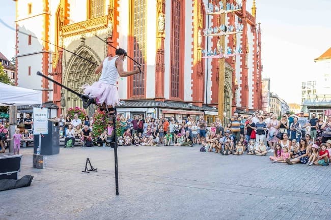 Espectáculos del Circo Hazmereir para toda la Familia en la Plaza del Agua