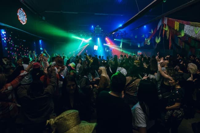 Fiesta noventera junto a Grupo Volcán con entrada gratuita hasta las 22:00