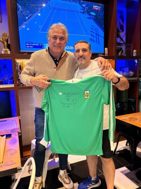 MAR DEL PLATA RECIBE A UNA LEYENDA: PATO FILLIOL PRESENTA SU BUZO HISTÓRICO