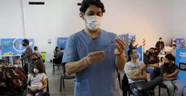 Vacunas covid: advierten sobre un extraño efecto secundario de la tercera dosis