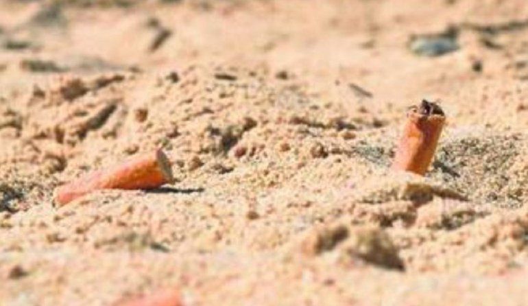 En todas las Playas:«La mayoría de los fumadores tira las colillas en la arena
