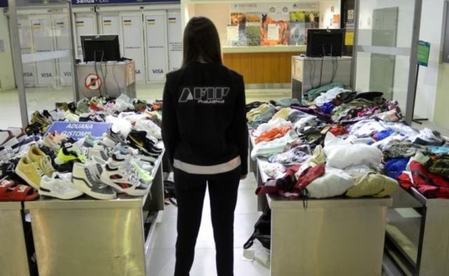 Una pareja quiso ingresar al país 100 pares de zapatillas y ropa como equipaje personal