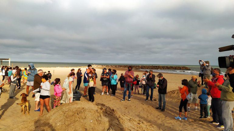Vecinos realizaron una mateada y limpieza en la playa Sun Rider