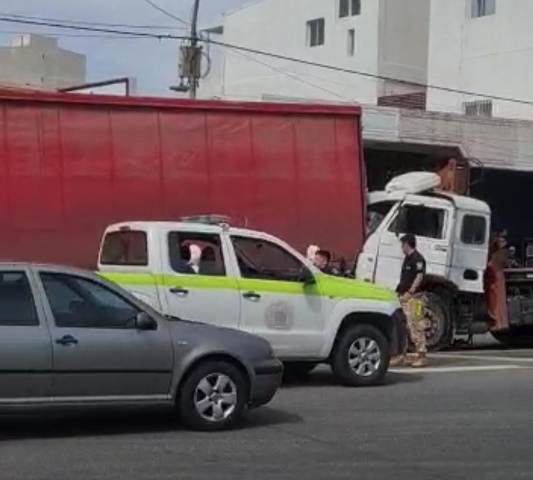 Chocaron dos camiones en Juan B. Justo y Güemes: 1 herido con traumatismos