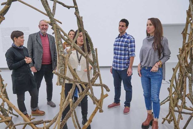 Victoria Onetto recorrió la nueva muestra del Museo Mar con concejales marplatenses