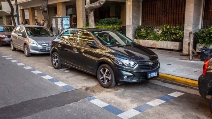 ¿Te cuesta encontrar estacionamiento?: Con un truco de Whatsapp podrás hallarlo rápidamente