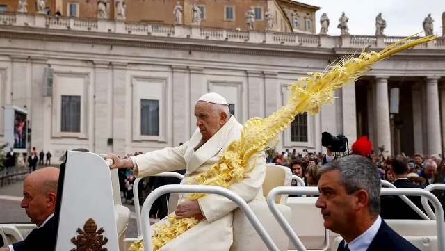 El papa Francisco encabezó la misa del Domingo de Ramos tras ser dado de alta