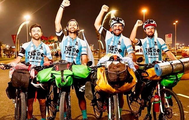 Los cordobeses que cruzaron dos continentes en bici para alentar a la Scaloneta