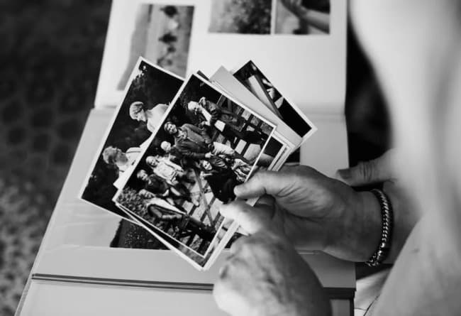 Leia Qué significa mirar fotos viejas en tiempos de redes sociales, según la ciencia