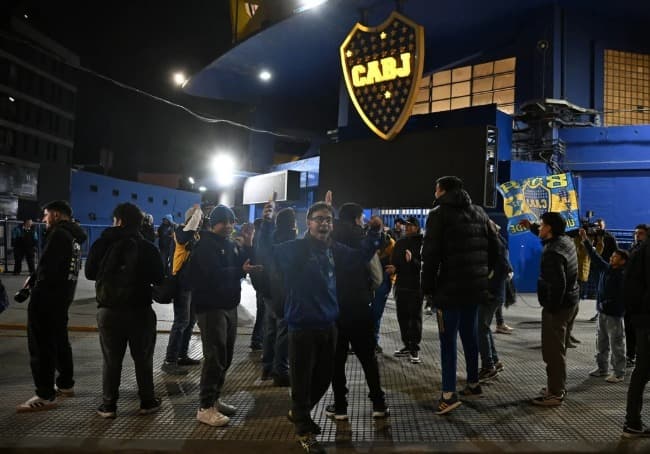 Un grupo de hinchas de Boca hizo un banderazo para exigir la renuncia de Riquelme