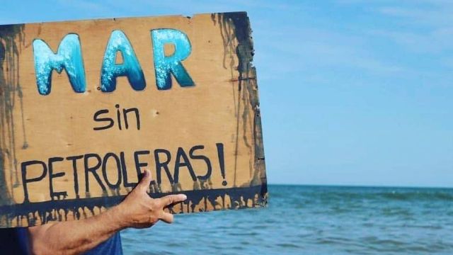El colectivo contra las petroleras fija posición frente a la Asamblea Nacional de Intendentes