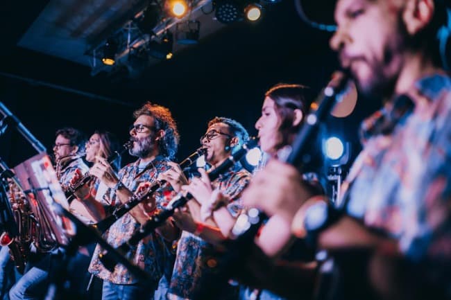 Leia La Orquesta Cumbia Grande celebra su cumpleaños en un show junto a Onda Sabanera 