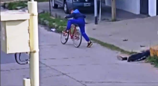 Video indignante: Le robaron la bicicleta a un hombre que estaba inconsciente en la calle. 