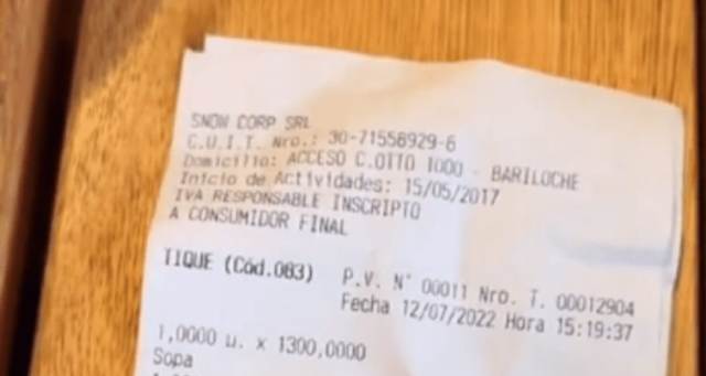 Pagó fortuna por una sopa servida en un vaso descartable y al mostrar el ticket se volvió viral