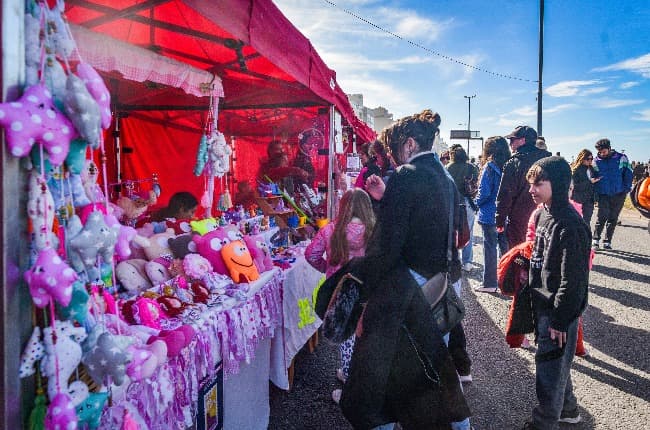 Más de 120 emprendedores locales y 25 foodtrucks estuvieron presentes en el Enduro del Invierno