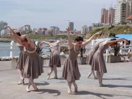 La danza aprovecha su día para seguir reclamando por una ley nacional