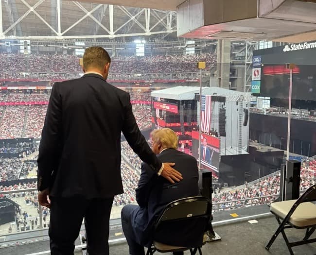Leia Donald Trump, presente en el multitudinario funeral de Charlie Kirk