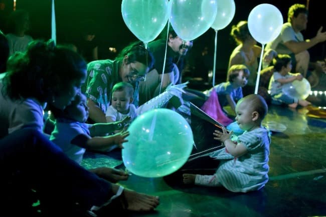 Llega «FLOTANTE» instalación sensorial para bebés y niños pequeños 