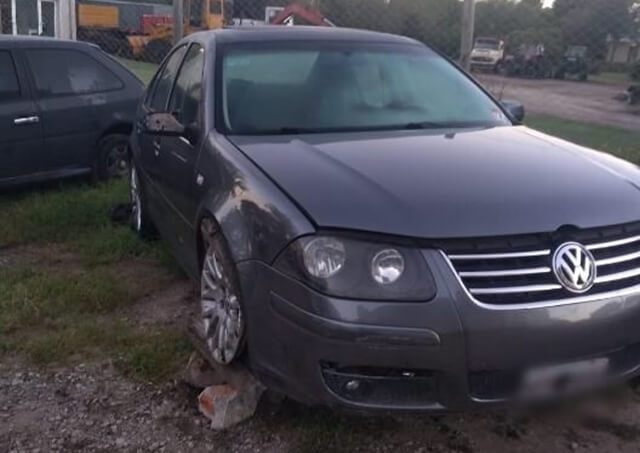 Iba alcoholizado y despistó solo con su auto: fue aprehendido tras agredir al personal de transito