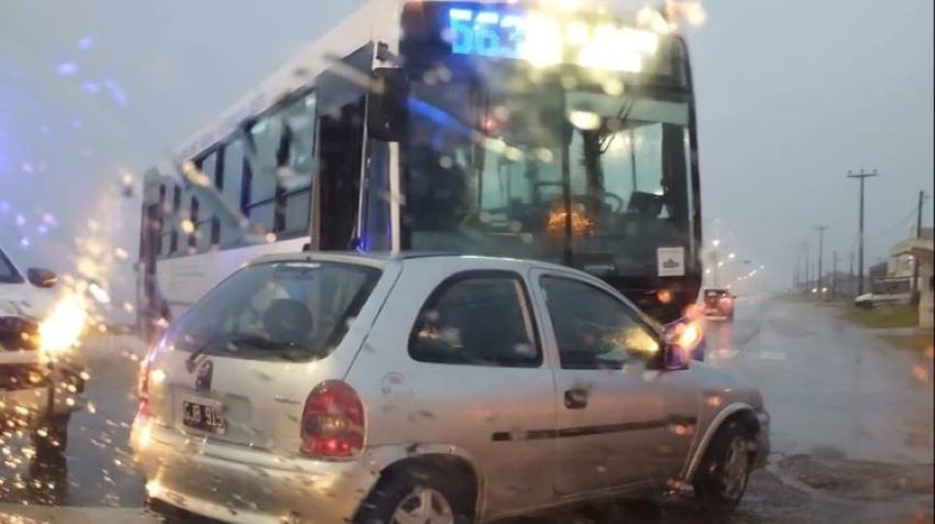 Un auto y un colectivo chocaron en la Ruta 11