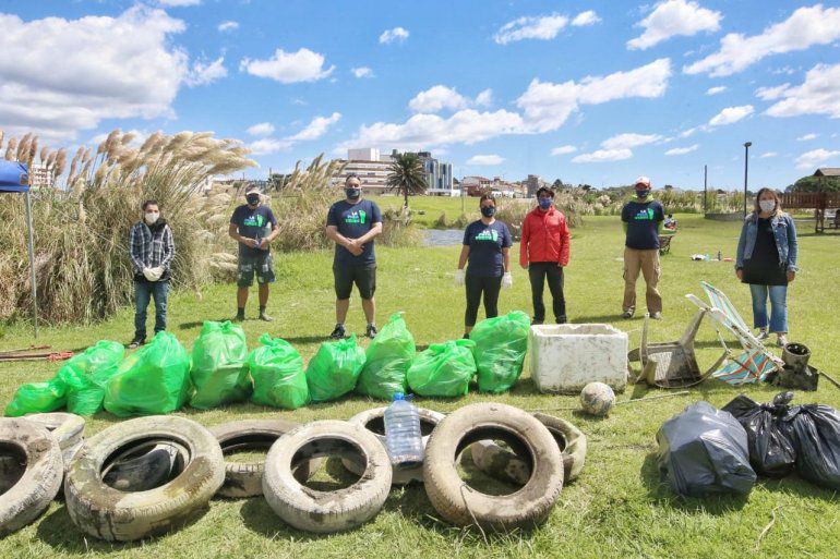 Limpiaron las lagunas de Mogotes y encontraron cubiertas de autos, hierros y plásticos