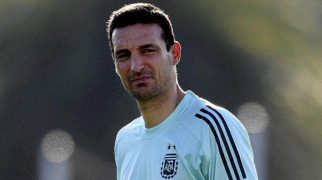 Scaloni recortó la lista a 32 integrantes y viajó a Qatar con Armani