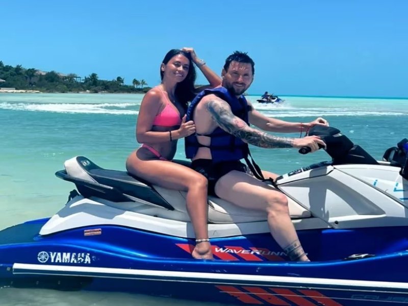 El paseo de Lionel Messi y Antonela Roccuzzo en moto de agua durante sus vacaciones