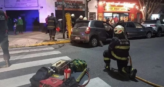 El cantante Kaleb Di Masi embistió a una moto, intentó escapar y chocó a un auto