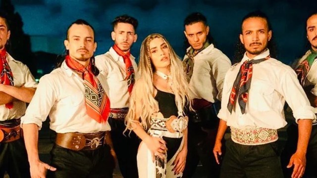 Lali Espósito se calzó las botas y zapateó con Malevo 