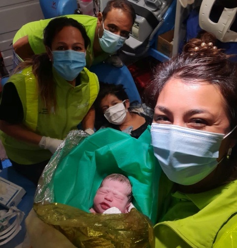 La postal más bella del Día: una mujer policía hizo de partera para que nazca Nasly