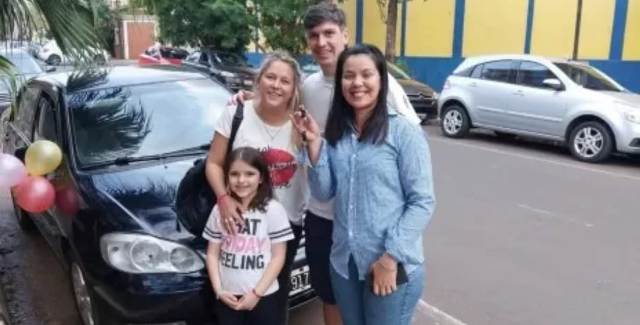 Emotivo: Le regalaron un auto para trasladarse con su hija con discapacidad